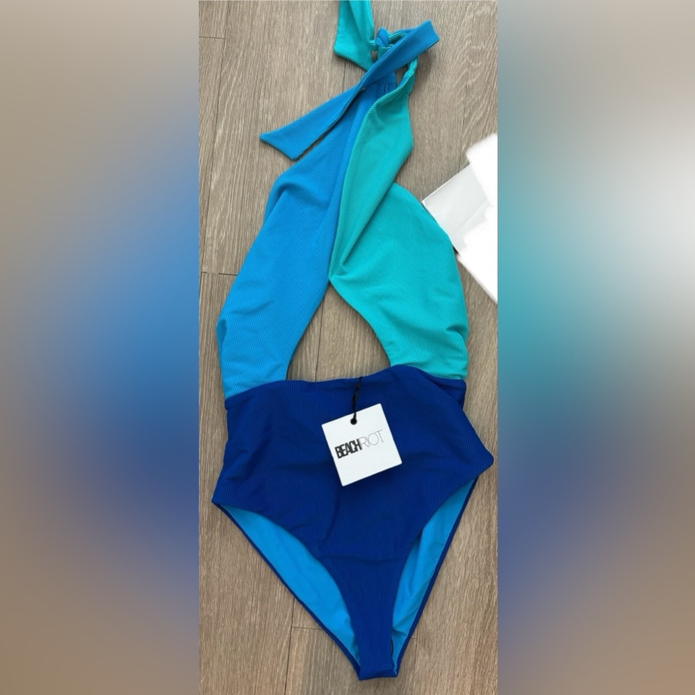 Beach Riot Jessica One piece in shades of blue size medium nwt
